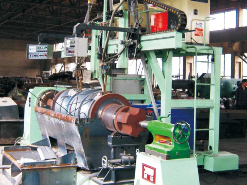 Pipe roller cladding welding machine